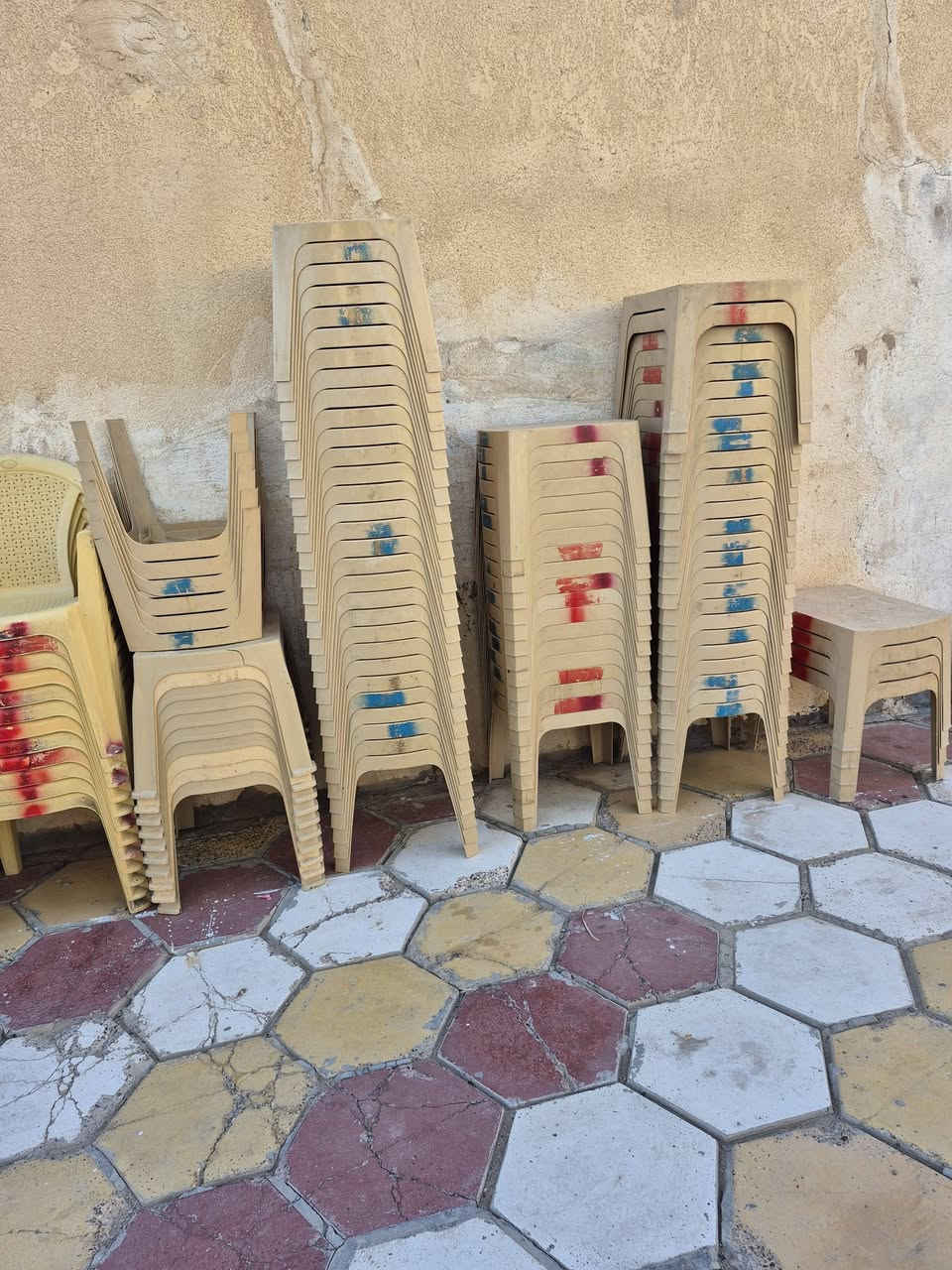 جادر +كراسي + طبلات البيع
***********
