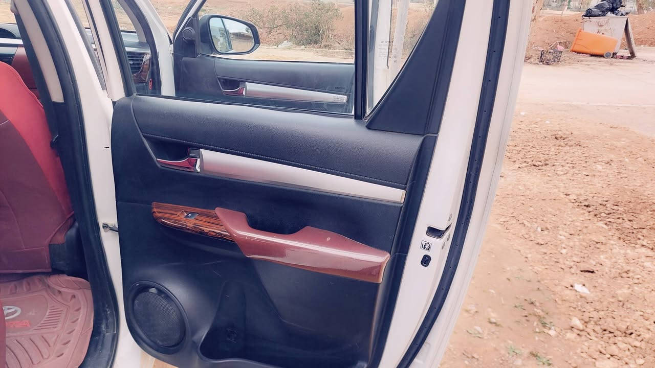 السلام عليكم ورحمة الله وبركاته
للبيع هايلوكس موديل ٢٠١٦ 
شركة سيدنارو 
كير اتوماتيك 
قطعتين تبريد 
طخم تاير جديد
تبريد وتدفئة شغال
والباقي موصفات المعلومة 
الملاحظات على الاتصال 
*********** 
***********
مراسلة او الاتصال على الواتساب
