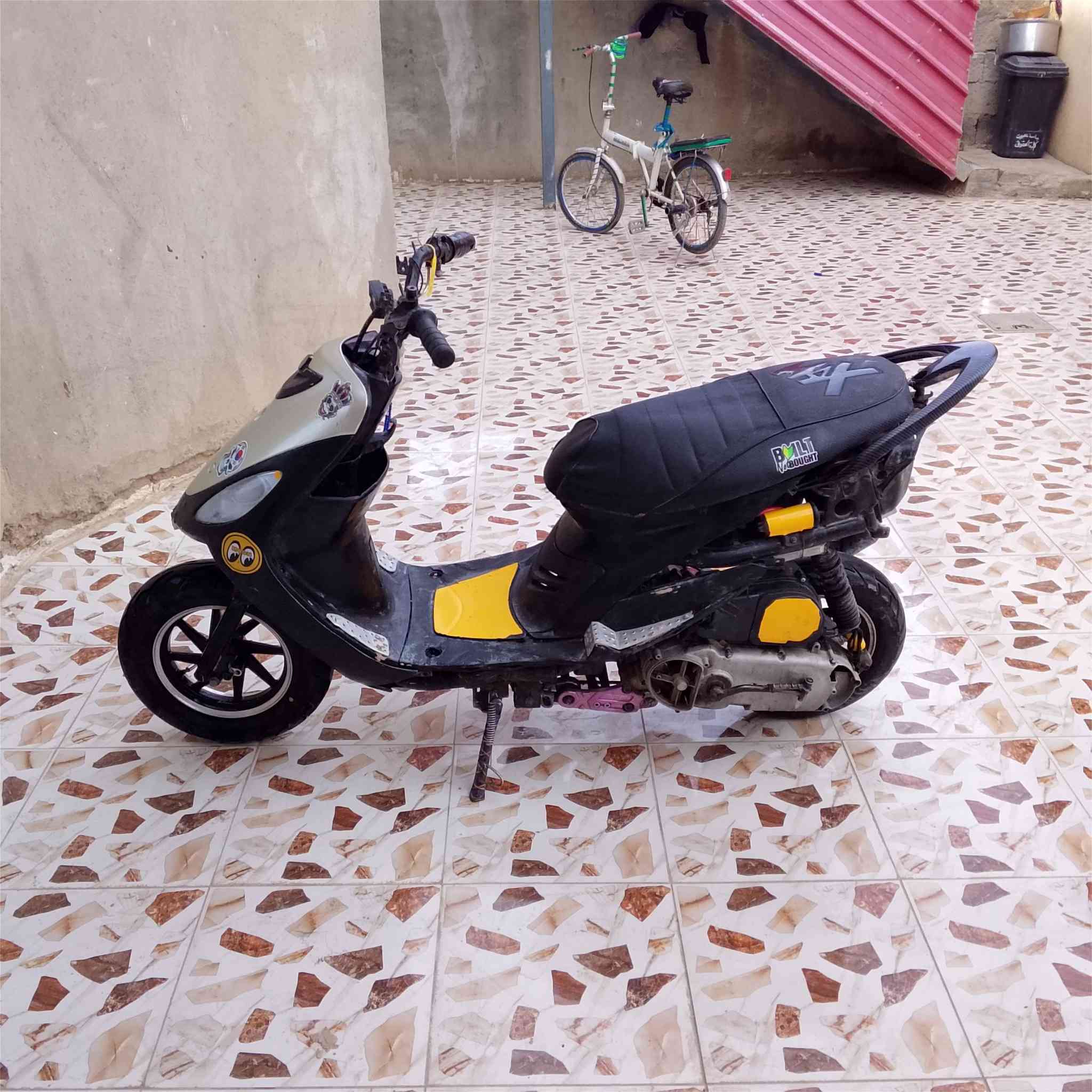 السلام عليكم البيع ماكس منغولي درجه نضيفه حيل بوشه ٤٩ مفتوحه مره واحده نشاط فولل شيال رياضي وياله رياضي سعر ٢٤٠ وبيها مجال بسيط قراضه موجوده رقمي *********** /// كفرات دراجه موجوده
