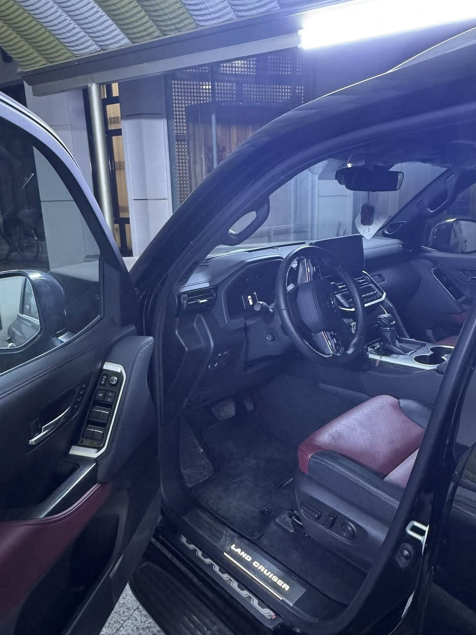 سلام عليكم من رخصه ادمن 
لاند كروز  VX.R هايبرد 2025
ماشيه 5.000k
سعرها 10دفاتر و25ورقه
للتواصل ***********
