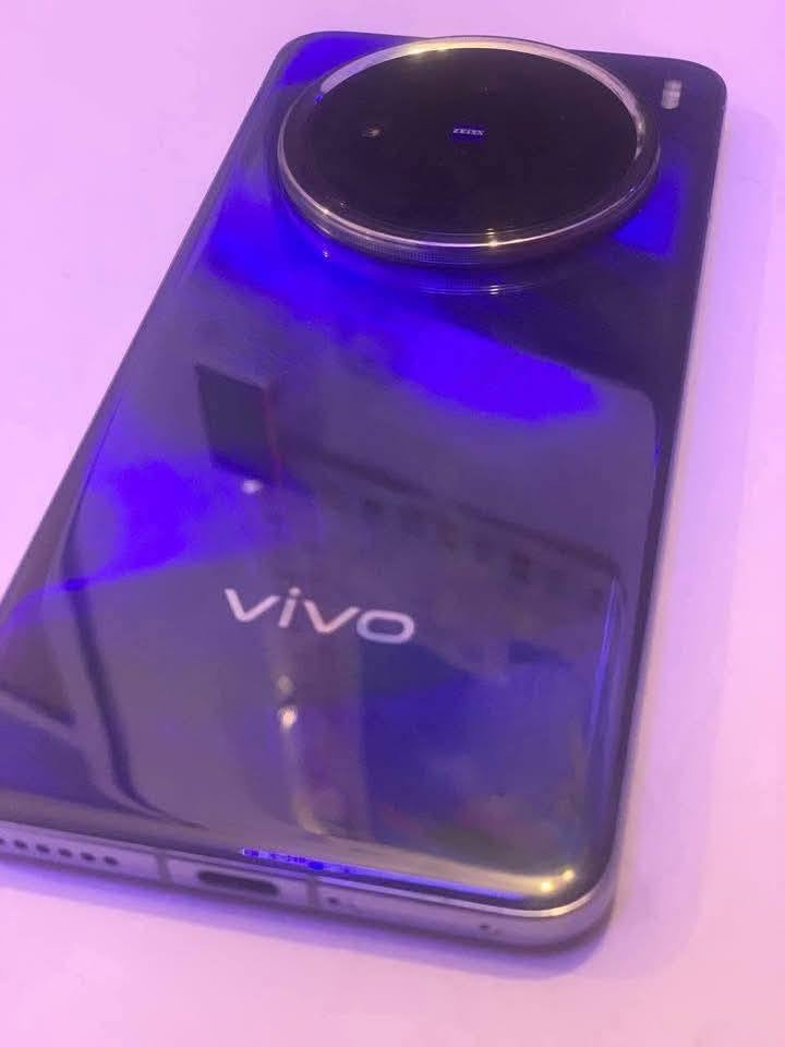 السلام عليكم

جهازي vivo x200 للبيع، ذاكرته 256/12 نسخة صينية.

ملاحظة: الجهاز بالفترة الأخيرة تعرض لخدش بسيط جداً داخل قاعدة الكاميرات، مو قريب على العدسات وما يأثر على التصوير نهائياً.
وهذا الكلام من تجربة مصور يستخدم كل أوضاع الكاميرا.

الجهاز متكامل من جميع النواحي وأنصح بيه، لأن صعب تحصل نفس المواصفات بهيج سعر.

السعر 600 ألف، وبيه مجال بسيط على كد الجيه.

الموقع بغداد الوزيرية، ماكو توصيل، تجي تفحص وتتأكد بعينك وإذا عجبك تاخذه، وأهلاً وسهلاً.


**إذا كنت صاحب هذا الإعلان وتريد حذفه لأي سبب، رجاءا أرسل رسالة إلى الدعم الفني**