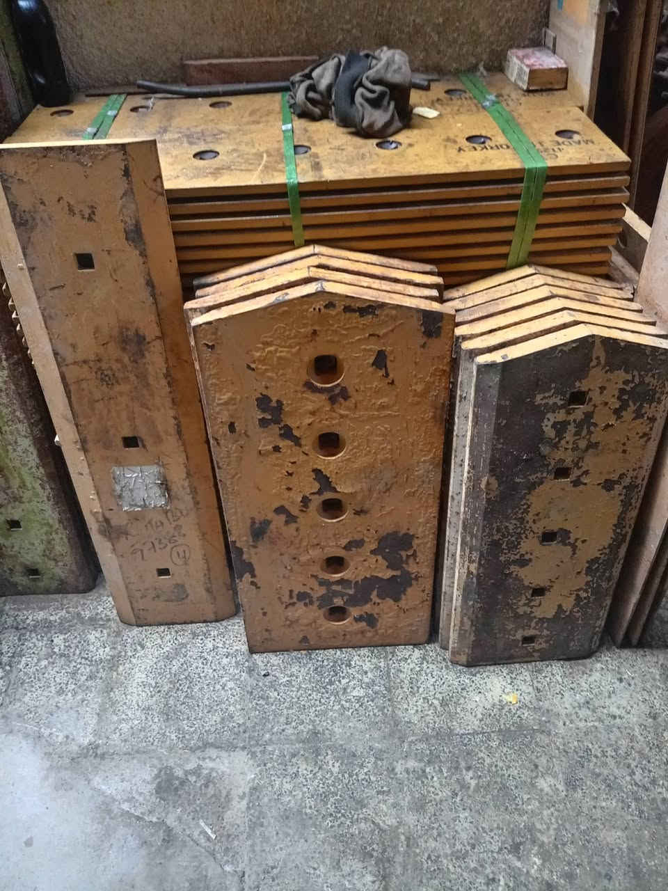 سلام عليكم تم وصول غراض بلدوزر كتر D8kوD6غراص اصلي
محل عالم رولات
*********** جاسم ابو محمد
