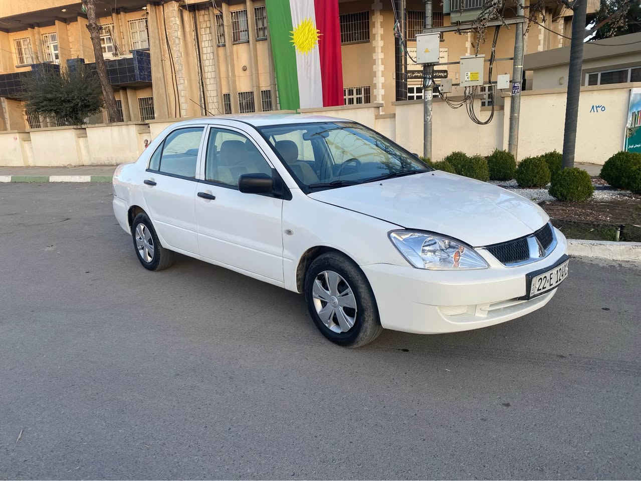 ***********
What is ***********

لانسەر مۆدێل ٢٠٠٧
سپی بەفری
ته نها كارت و هه يه سياره كه 
پيش و پشت كه پسه 
سه نه وي تاكو ٢٠٣٠ نويه 
گێڕ تۆماتیک
مەکینە گه وره يه

وتۆڵ و بێ کێشە 
شوێن ڕانیە...
؛ رانية, السليمانية
