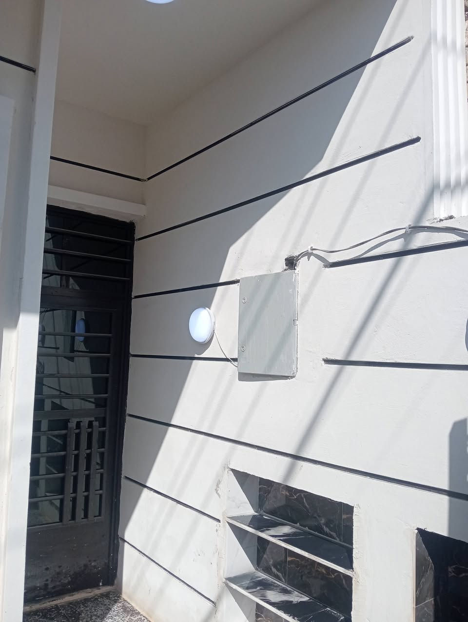 سلام عليكم بيت 100 متر بناء حديث شغل درجه اولى جاهز من كلشي مبي كل نقص العنوان الحسينه شارع الخدمات قرب مدرسه ابو مهدي المهندس البيت على مدرسه بصف العشرين بضهر تجاري خدمات كامله تبليط مجاري كهرباء ماء السعر 65 بي مجال بصيط ***********
