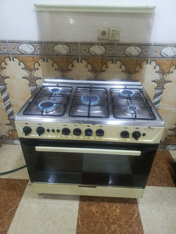 طباخ فريش مصري نار زركه 5 عيون فرن فوك جوه كلو بل شرط تأخذه تجي كدامك افحصه السعر 200 الف شراي خابر *********** كركوك, العراق
