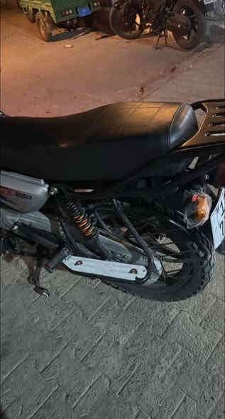 السلام عليكم دراجة بوكسر 2023 مرقم كامل بأسمي تحويل ثاني يوم الدراجة مفتوحة مرة وحدة والدراجة خير من الله مابيها اي نواقص رايدها ب2250 وبيها مجال حك جيتك مكاني بغداد شارع حيفا الشراي يراسلني خاص او يتصل على ***********
