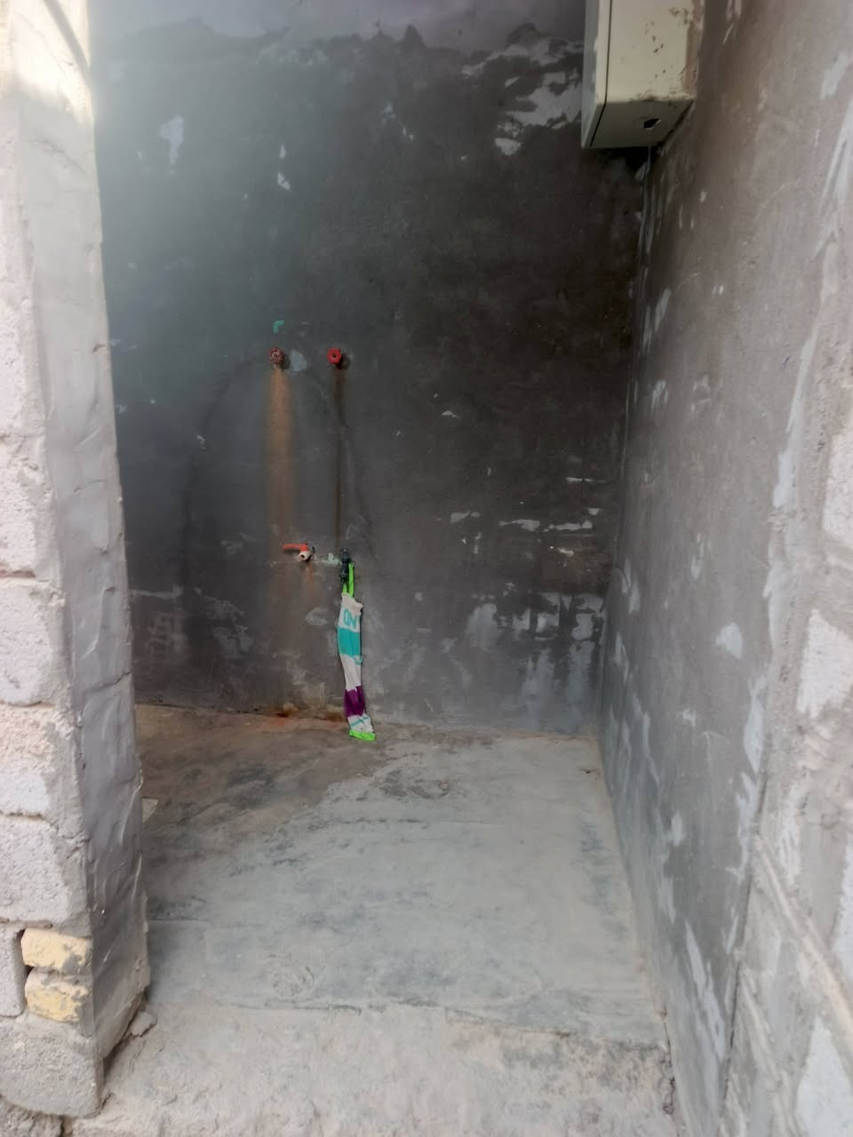 بيت زراعي مساحه 100متر خلفي دربونه متر ونص غرفه ومطبخ وصاله وصحيات البيت شوفت عينك عوزه ترتيب مكانه شركه نفط ذي قار الخميسات جاي من العلوه مال مخضر السعر 10وبي مجال هاتف ***********
