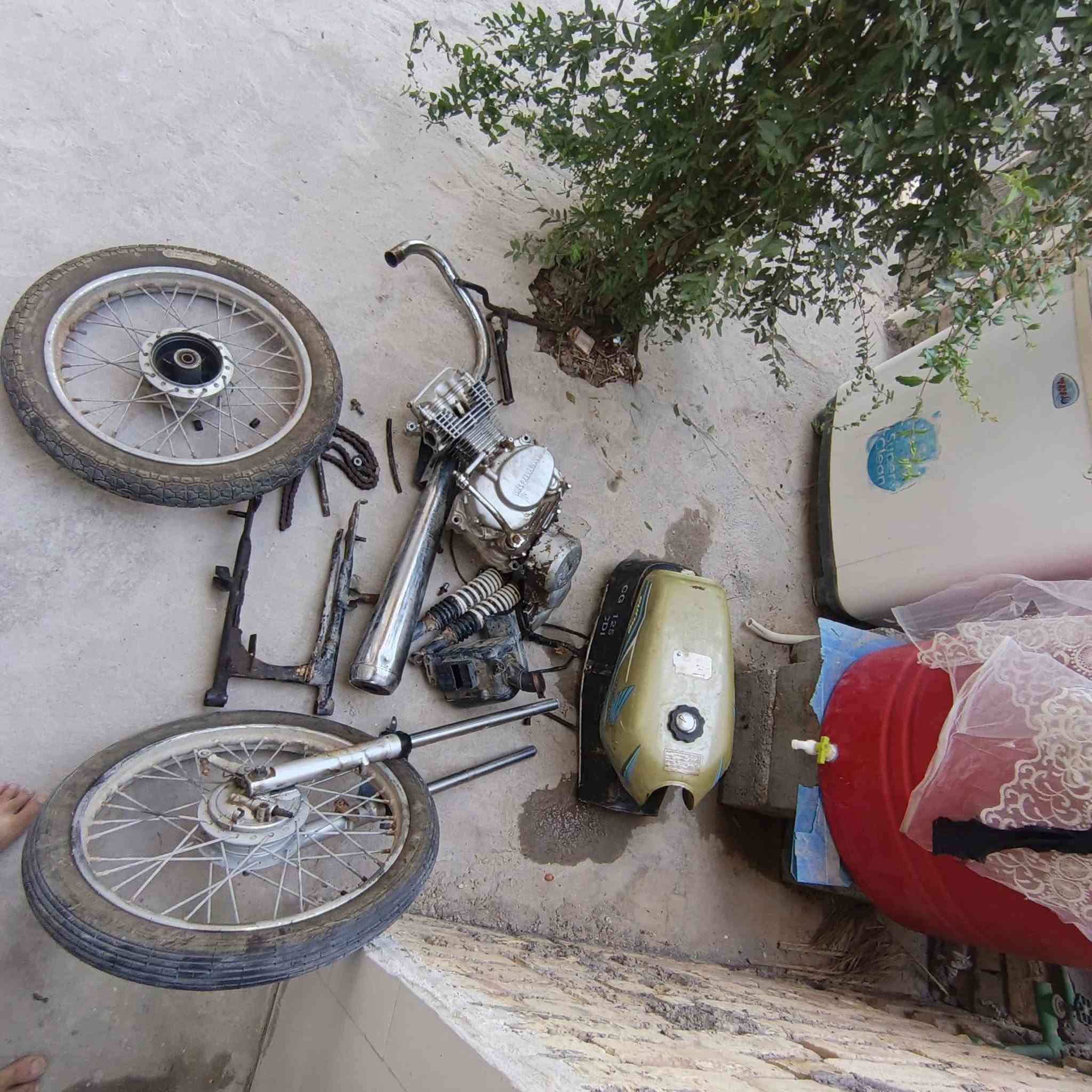 وغراض للبيع  شلعه وحده دبلات شغالات مكينه ارشه وياله وتايرات وصلنصه   معه الشاصي ارشه موديل 18 بي بس بليته  مكان حله دبله سعرر200 وبيه نمجال قليل ***********
