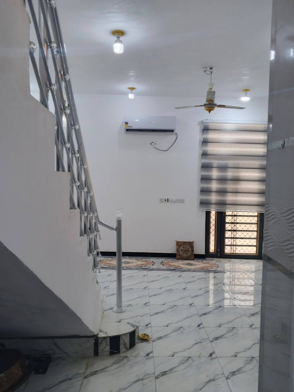 بيت  زراعي  مساحه١٨٠متر غرف نوم    عدد٢  استقبال  صاله صحيات  خارجه وداخليه بناء طابوق صب كونكريت مسلح مكان سديناويه  شارع  سيد سلمان بصف الركن قريب عل تبليط السعر وباقي التفاصيل  اتصل  ***********. بي واتساب
