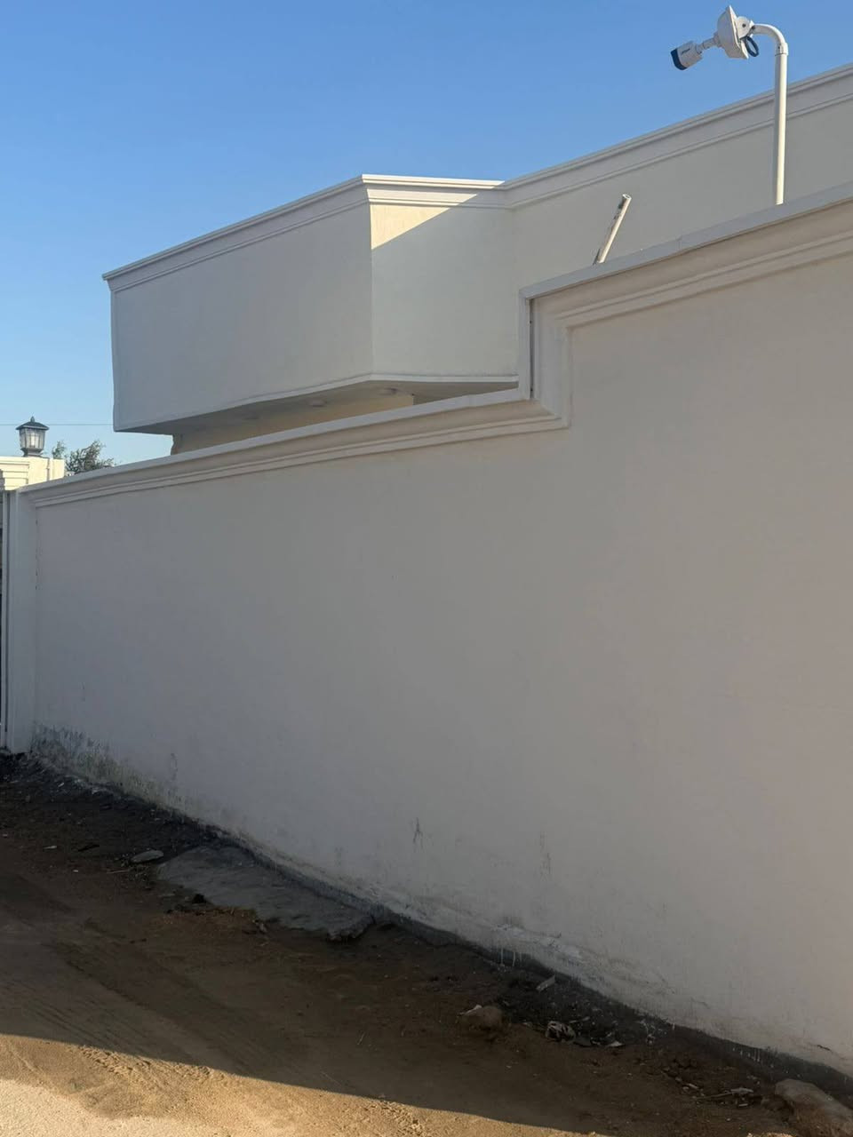 يعلن مكتب الخفاجي للعقارات
عن بيع 
 البيت  المساحه200 م الواجهة ١٠/نزال ٢٠/ طابو زراعي سند ٢٥  تحويل مطلق/ غرفتين نوم وصالة ومطبخ واستقبال حمامات دخليه واخارجيه منور على على طول البيت منظومه كامرات منظومة ماء اساله بوستر بناء طابوق البيت صارله سته اشهر من كمل جاهز من كلشي
الاستفسار يرجى الاتصال بنا ع الأرقام  التاليه
*********** واتساب 
***********
موقع البيت حي الاسره  خلف السوق
