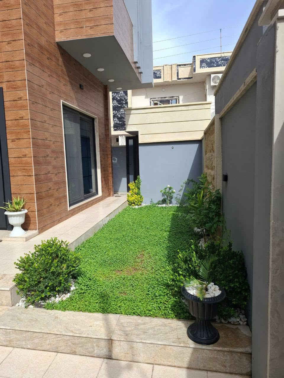 عروض مكتب انوار الخير
دار للبييع حي الملايين الولى
خلف الكمرك 
مساحه ١٩٢ م طابقيين
طابق الول استقبال ومطبخ 
وصاله وغرفتيين نوم وصحيات
طابق ثاني ٣ غرف نوم وصحيات
نضام دكتات ونضام سبالت
دار  ركن  صنف العقار بستان ملك صرف   معرفت سعر التصال على ارقام المكتب أو زيارت المكتب
***********
***********
