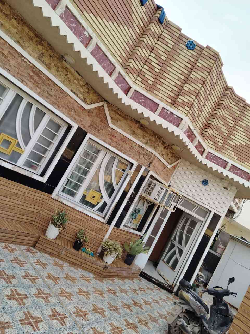 السلام عليكم بيت للبيع  طابقين مساحه ٢٠٥ متر يحتوي على أربع غرف نوم واستقبال وصاله ومطبخ بيت جديد ونضيف ارضيه مرمر وجدران سيراميك يقع في حي المعلمين خلف أسواق الامسيباوي قريب ع شارع العام  نوع العقار زراعي للاستفسار اتصال ***********
