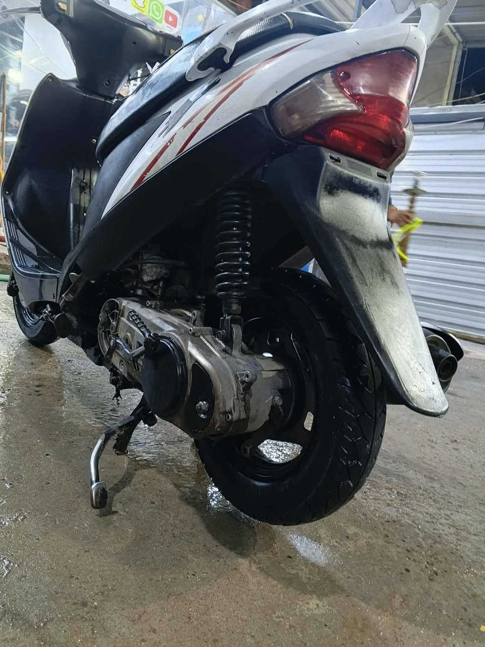 السلام عليكم دراجة ساسوكي ادرس شغالة سلف وهندر بس الباتري ضعيف شلعة ومعدل مكاني بغداد حي الجهاد رقمي *********** او المراسلة على الواتساب *********** السعر ٣٠٠ وبيها مجال بسيط
