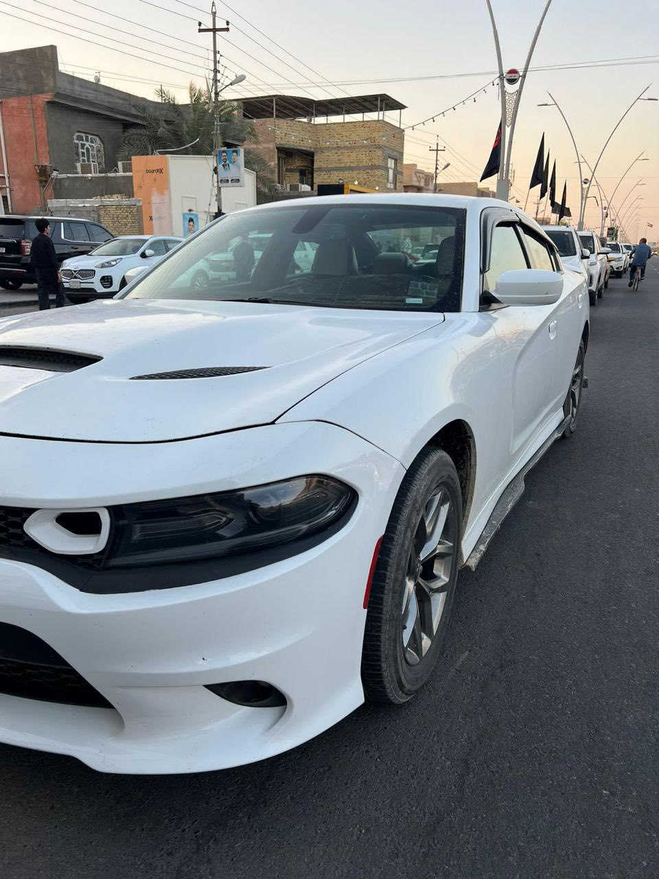 السلام عليكم 
جارجر 2019  GT لون ابيض 
محرك 3.6 السياره جديده 
وجاهزه من كير ومكينه وحداديه   كهربائيات 
تدفئه تبريد ✅
مكان الصبغ واضح بسونار 
كامره خلفيه دواره 
شاشه جبيره 
وارد امريكي 
السعر 195 وبيها مجال للطيبين 
مكاني بصره 
***********
