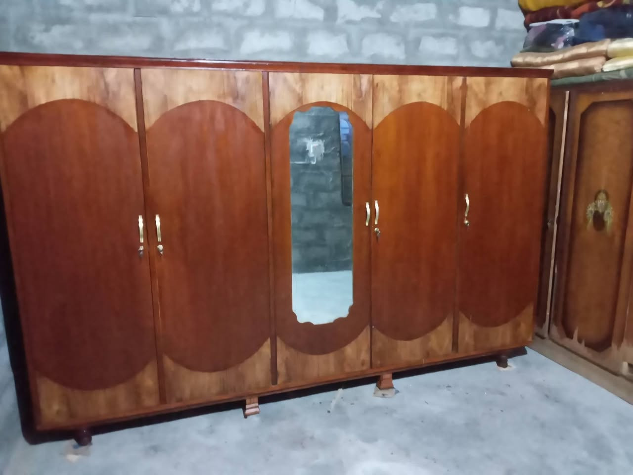 قنصور خمس بواب مستعمل مرتب 
مابي اي شي نقص كامل الستفسار ***********
