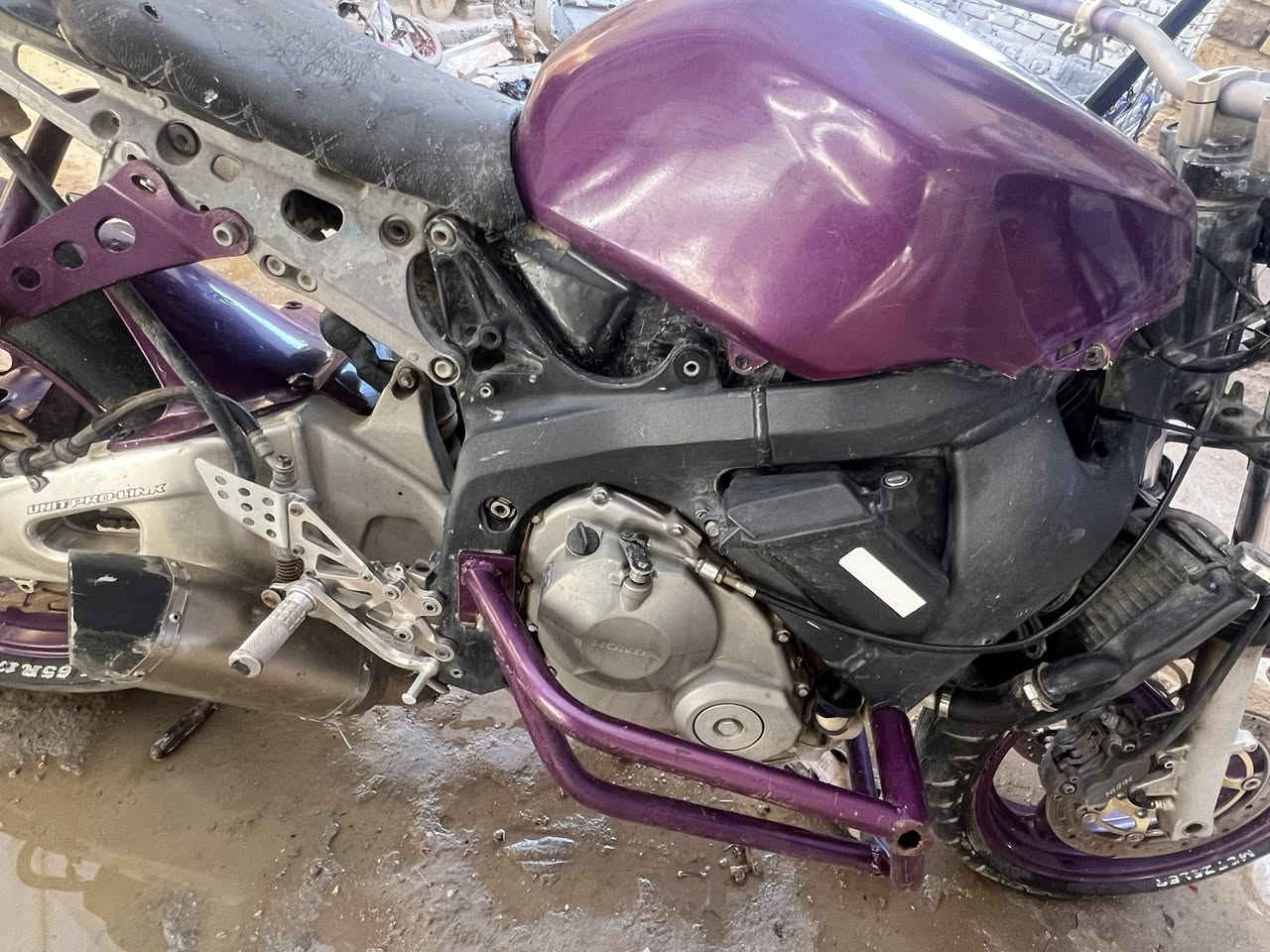 سلام عليكم..RR600 مال لعب شباب مكينه مامفتوحه وكفاله دراجه بدون اوراق اتعهدله بمكاتبه . دراجه عليها تزويد بكره ودرع اخوان سعر الدراجه (مليونين ونص) مكاني حله ***********
