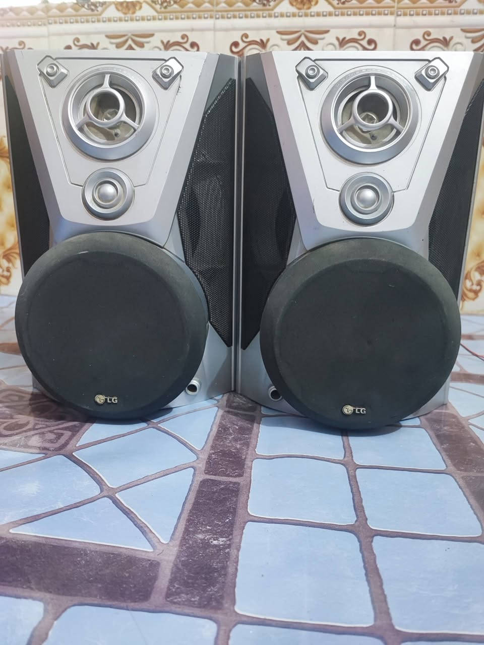 سماعات مال باله ماركة ال جي 100 واط نظافه 85 بالميه صوت نقاوة دمام السعر 50 الف مع التوصيل ***********
