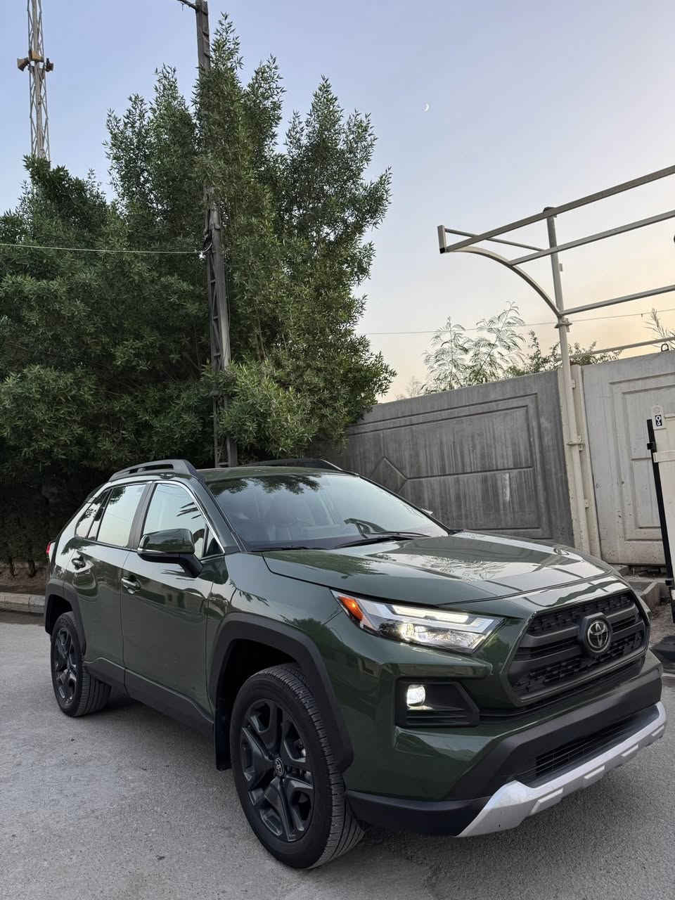 السلام عليكم 
❌❌الرقم اربيل❌❌

RAV4 TRIL 4x4  2025 

اللون :- زيتوني او نفطي            

الموديل :2025

سعة المحرك :-2.5 

المسافه المقطوعه :-8000km

ناقل الحركة: أوتوماتيكي 8 سرعات 

نظام الدفع: All-Wheel Drive

سيارة رقم أربيل 

بأسم شركة تريد تحويل تريد وكالة 

الموصفات

فتحة سقف سلايد روف 

مقاعد أمامية تدفئه 

ستيرين سياره تدفئه 

دخول ذكي + منافذ شحن USB امامية و خلفية 

باب خلفي كهربائي 

شاشة تدعم نظام Apple CarPlay 

و Android Auto

أضواء أمامية LED + تشغيل/إطفاء أوتوماتيكي + أضواء ضباب.  

تنبيه مغادرة المسار + مساعد تتبع المسار + نظام ما قبل التصادم + نظام فرامل ABS

السعر 260 وبيه مجال 

حادث السيارة كما موضح بالصورة داخل المنشور 
مكان السيارة 
بغداد البلديات 

***********
