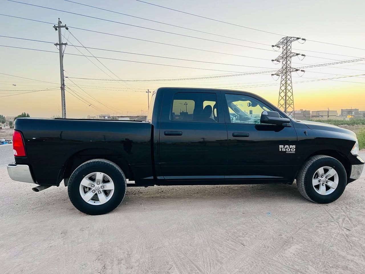 السلام عليكم
دوج رام كلاسك موديل 2023   6 سلندر 3.6 باب طويل بدي قصير المرغوب رقم اربيل باسمي ماشية 35 الف ميل قابل للزيادة بدون ايرباك بجم كبس حادثه جداً بسيط نص الباب الخلفي الايسر مصبوغ نفسه الباقي كفاله 
صور الحادث  ورقم الشاصي مرفق بالصور 
السياره تو ويل كير ماوس كاميرا خلفيه كشن السايق كهرباء كشنات مخمل تبريد خلفي 
السياره جديده كلش واحلى من الصور وجاهزة ما بيه اي نقص 
للأستفسار ‭0783 150 6453‬
