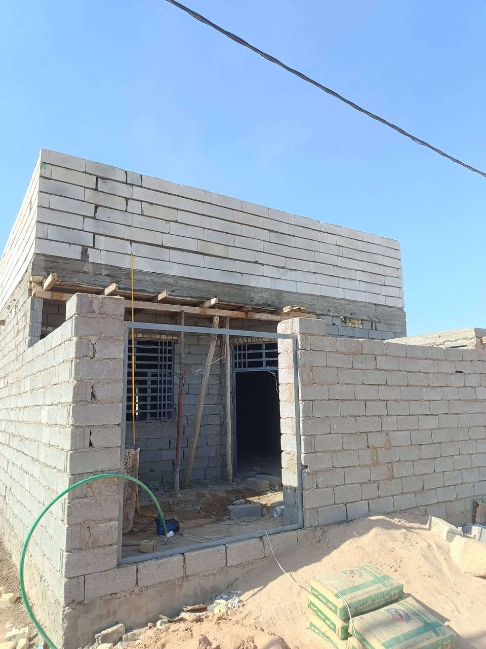 خلفه بنيان بلوك فقط وعكاده ولبخ جص وسمنت وبورك حالين فارق شغل كدام العين والرزق ع الله ***********
