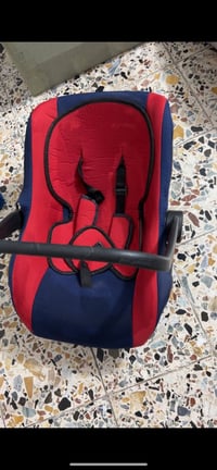 كرسي طفل جديد ممستعمل للبيع السعر ١٠ الف للاستفسار 07704656594