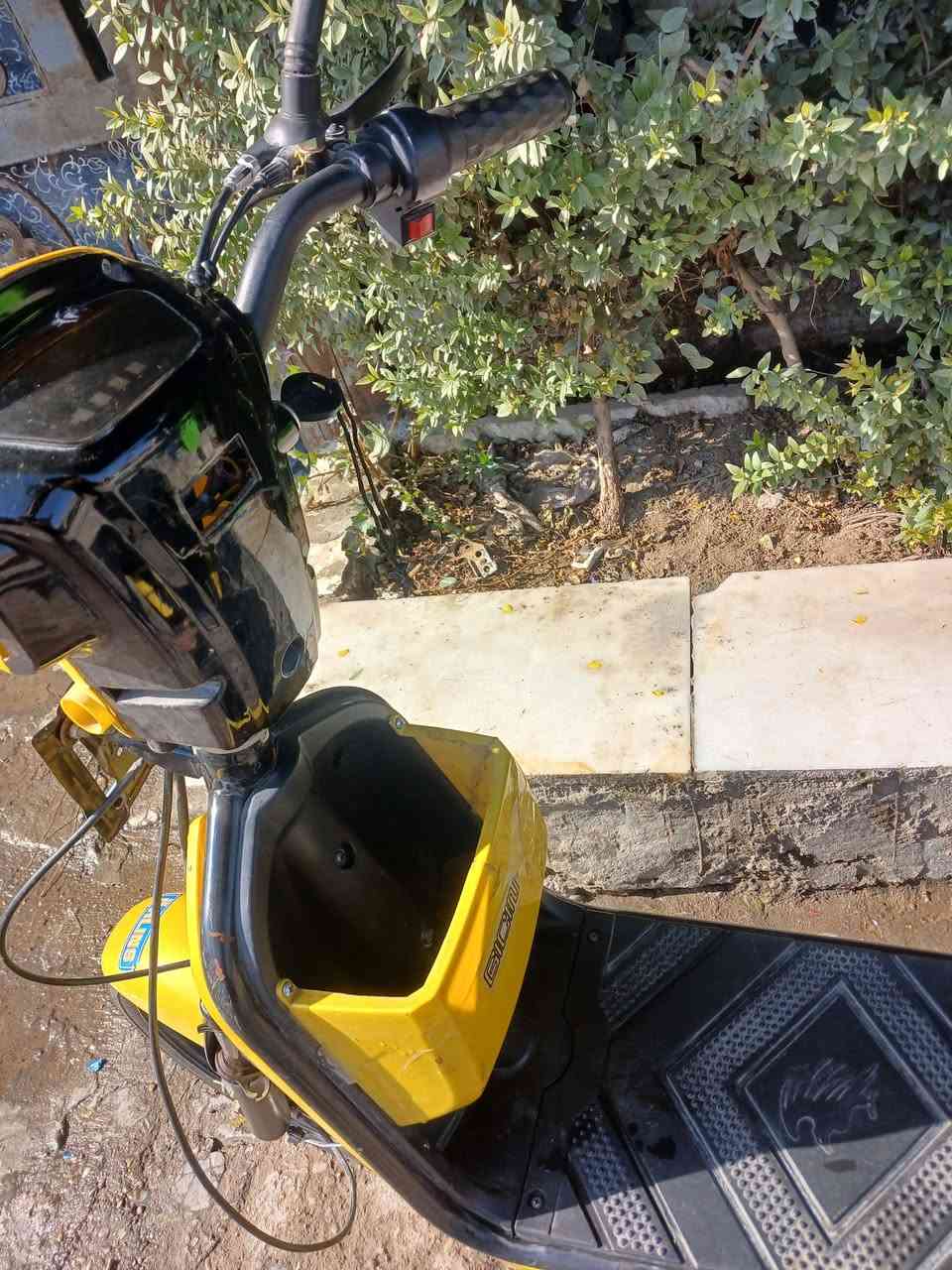 السلام عليكم دراجة شحن حجم ١٤ للبيع نظيفه دراجة كامله مابيه نقص كلشي شغال بيه السعر 225 وبيه مجال  مكاني بغداد حي العامل الأولى واني مكلف بالنشر اتصل على الرقم ***********
