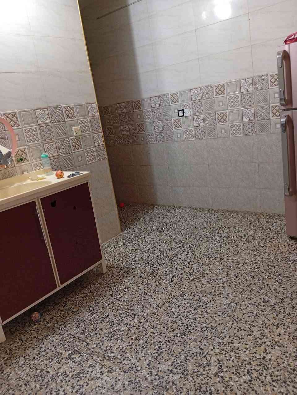 بيت للبيع مساحه 100مترا كامل يحتوي ع غرفه استقبال وصاله مطبخ وخدمات وطرمه العنوان نهايه الأربع شوارع بشارع سكله الركابي السعر 55وبي مجال للاستفسار ***********
