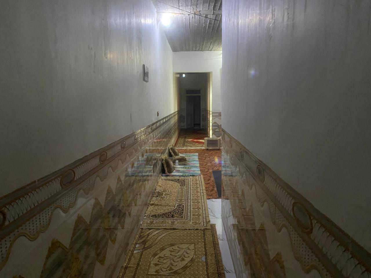 السلام عليكم 
البيت مساحة 150 متر 5*30 طابقين الاول معزول عن الثاني درج خارجي صدر طير  الطابق الاول غرف نوم عدد 2 +استقبال +صالة +حمام +مطبخ 
وصحيات خارجية 
والطابق الثاني ; غرفة نوم + استقبال +صالة+مطبخ +حمام +صحيات  في الديوم ال ١٢ الف البعيدة بالبداية يبعد عن شارع ٣٠ السايدين 50 متر فقط خدمات كاملة مي وكهرباء ومجاري البيت ناقصه فقط واجهيه وسقوف ثانويه الطابق الثاني 
السعر المطلوب ٧٥ وبي مجال
الاتصال ***********
