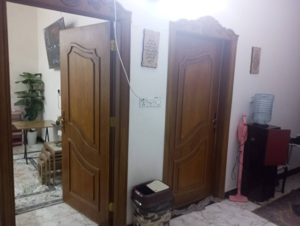 اسلام عليكم بيت البيع في ياسين خريبط حي الغدير مساحه 100 متر 
الواجهه 10*10
تاريخ البناء 2023 طابقين طابق الاول يحتوي علا غرفه واستقبال ومطبخ وا هول حمامين داخلي وخارجي ومنور
الطابق الثاني يحتوي علا 3 غرف وا هول وحمام البيت منعزل طابق الاول عن الثاني معزول بسندويج وبيه درج داخلي بين طابق الاول والثاني ودرج خارجي الطابق الثاني ويصير ينفتح ويرجع بيت كامل طابق الاول موجر الثاني ساكنين بيه يعني مثل التجاري السعر230 بيه مجال جدا قليل التواصل ***********
