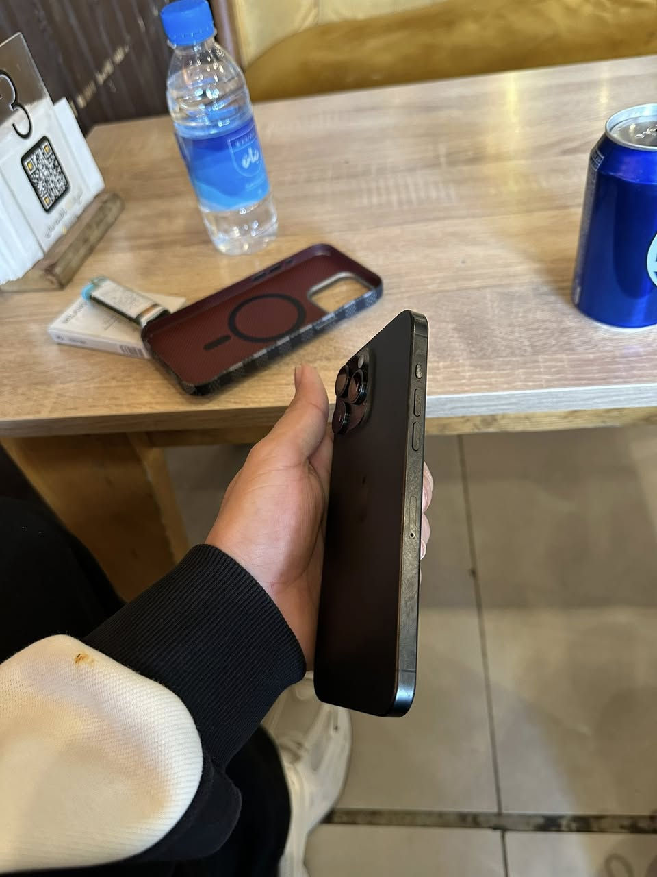 15 Pro max
شرق اوسط AA/A

بطارية 🔋 87‎%‎

ذاكره 256

ماستر ما مستبدل بي اي قطعه 
فقط بي شخوط بسيطه بالشاشه او الظهر

سعره 985 الف 

تواصل ***********
