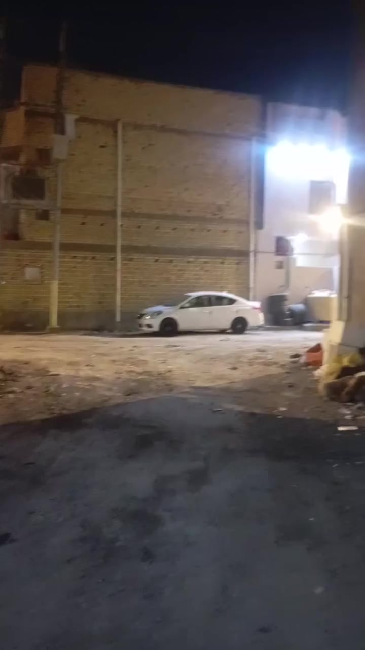 سلام عليكم يتوفر شقه للايجار في حي الزيتون تحتوي على غرفتين ومطبخ واستقبال وصحيات داخليه و خارجيه شقه نضيفه 3سبالت +كاونتر +بنكات والثريات+كيزر من ظمن الشقه ايجارها 550 مطلوب عائله صغيره للاستفسار*********** تسلم الشقه جاهزه ونظيفه
