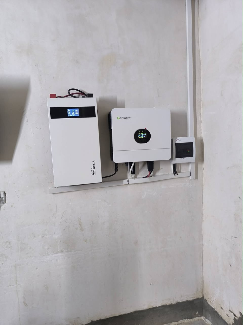 تم تجهيز منظومة في ناحية العباسي لأحد الزبائن
مكونات المنظومة انفيرتر گروات 6 كيلو ضمان سنتين استبدال 
بطارية ليثيوم 5 كيلو نظام 48 ضمان 5 سنوات 
 4 الواح فلاديفيا 600 واط ضمان 15 سنة
المنظومة حاليا تعطي 8 امبير نهاري 6 امبير ليلي لمدة 3 ساعات يمكن تطوير المنظومة إلى 20 امبير بأضافة بطاريات و الواح  فقط دون تبديل اي جزء منها
للحجز و الاستفسار زورونا مكتبنا في ناحية العباسي محلات ضرغام الصكر
الشارع العام قرب سيطرة الشلالة 
***********
***********
