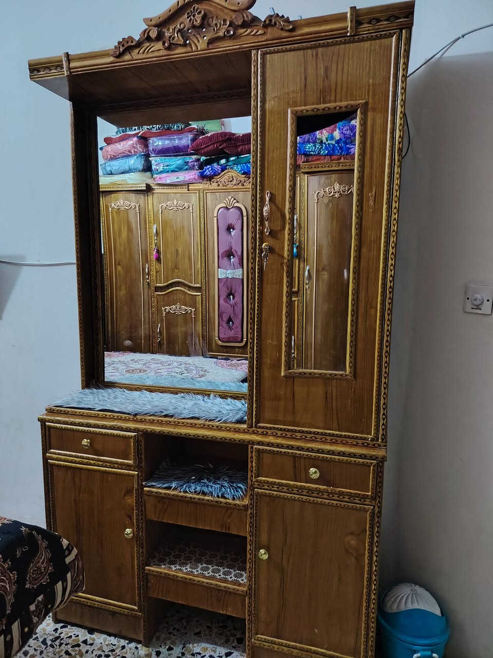 سلام عليكم عندي غرفه للبيع السعر 800 وبيها مجال رقم الهاتف *********** واتساب
