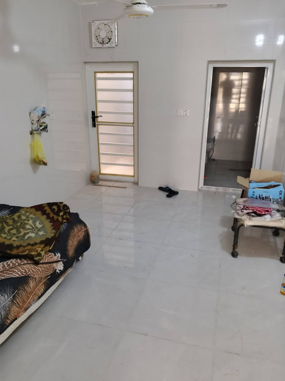 مشتمل للايجار 
الشعب/  شارع الأسواق المركزيه
يحتوي على 
استقبال ،مطبخ،خدمات ،غرفه نوم 
للمعلومات أكثر مراجعه مكتب الأخوين للعقار 
***********
