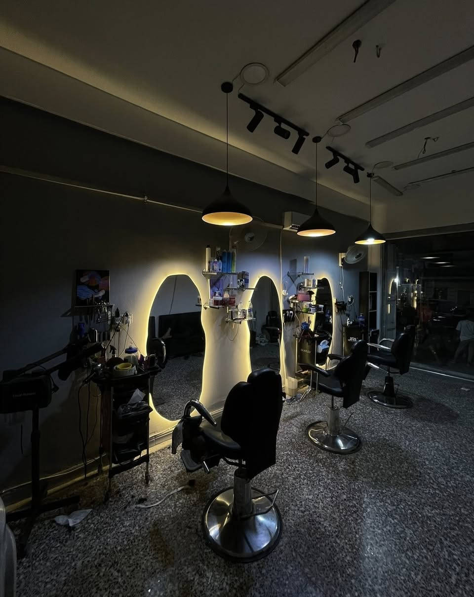 السلام عليكم
للبيع أثاث صالون

3 كراسي حلاقة — 400

3 مرايات وياها رفوف — 225

2 فاترينه — 60

البيع بسبب التغيير

الموقع: بغداد / الثعالبة

التواصل: ***********
