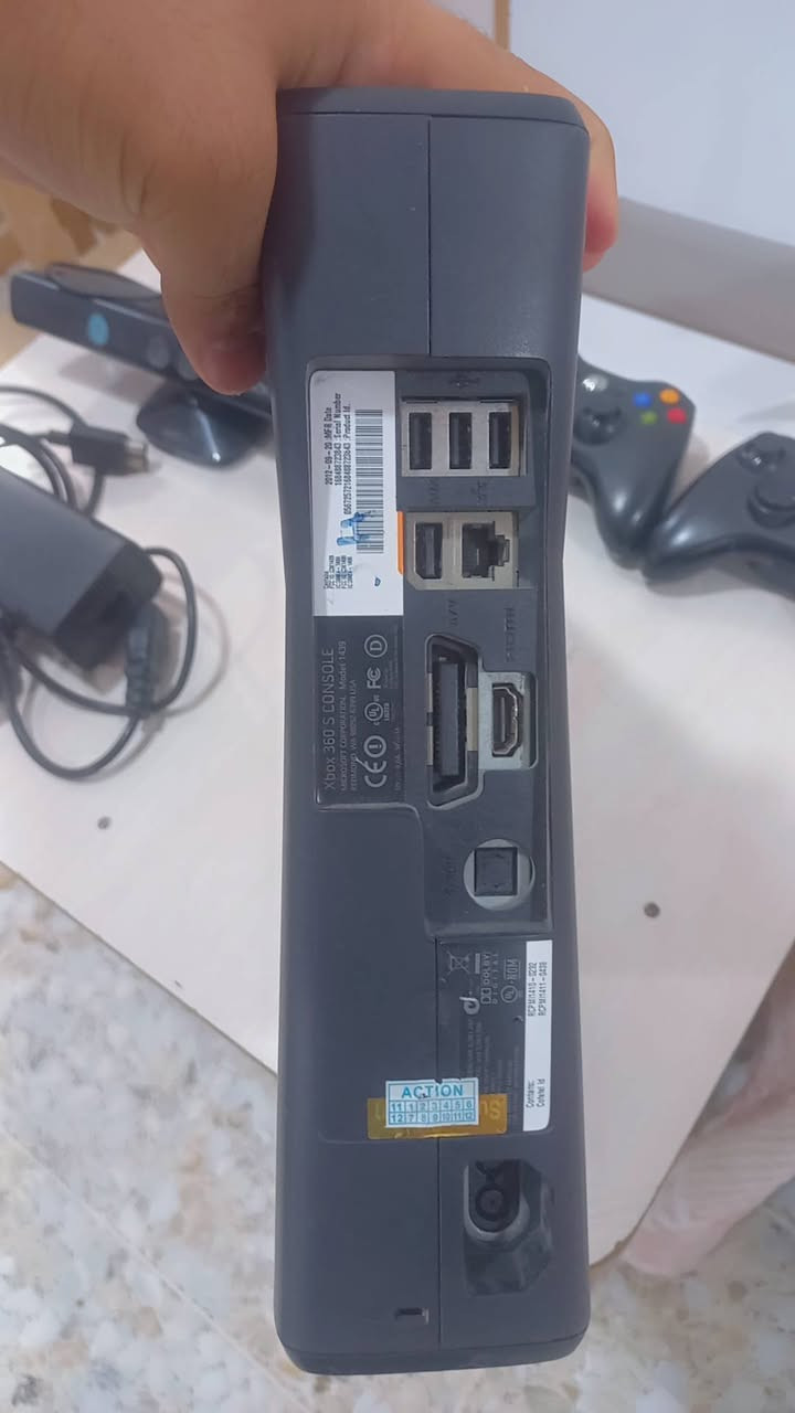 السلام عليكم شباب..
عندي جهاز Xbox 360 Slim (نسخة السلم الأسود المطفي) الأصلي والاعتمادي جداً، الجهاز غني عن التعريف بنظافته وأدائه، ومستند على أرقى الملحقات:
​الملحقات الويا الجهاز:
​كاميرا الاستشعار والحركة Kinect الأصلية بحالة ممتازة.
​جويستيك (يدة تحكم) الأصلية مالت الجهاز.
​محول الطاقة (الباور سبلاي) الأصلي وكافة الوايرات.
اريدة مراوس مع Xbox one 
ملاحضة وحدة من اليدات بيها مشكلة ب Rt وتتصلح اما الباقي كامل 
واتس اب *********** او تعال خاص
