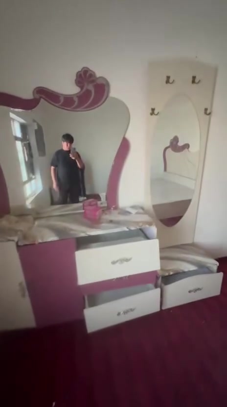 سلام عليكم بيع غرفة تركية للبيع العنوان البصرة الزبير سعر 250الف  بيع مستعجل ***********
