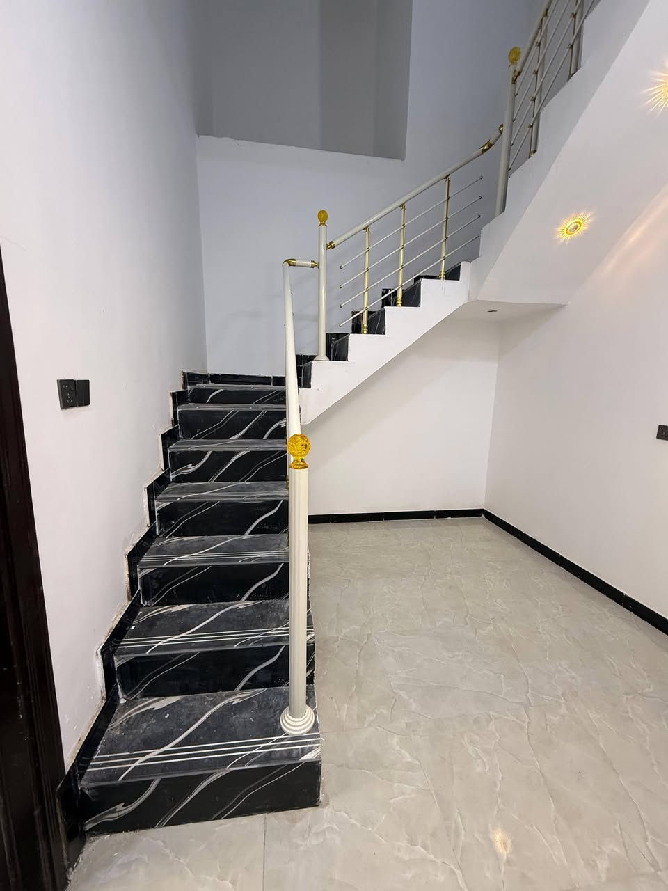 أسعد ألله أوقاتكم بكل خير 🌹
اللاستفسار ***********
توفر دار سكن للبيع 🔸
بناء حديث 2026
شقل درجه أولى 
بيت تحفه ماشاألله 💫

المساحه 200 م
على شارع 10متر
جميع الخدمات متوفره
مدارس + ماء + كهرباء + مجاري

محتويات الدار ⬇️

كراج + حديقه
ديوان + صاله ضيوف
موزع + غرف نوم عدد 2
مطبخ + صحيات داخلي خارجي

نوع العقار : طابو ملك صرف زراعي عراقي سند 25

العنوان ألبصره محيله موقع راقي يبعد عن شارع سايدين 400 متر 

سعر البيت 115 مليون وبي مجال 

اللاستفسار ***********
