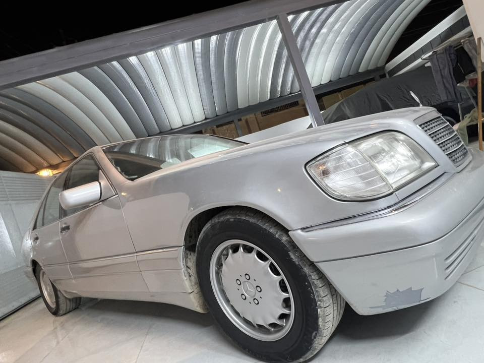 سلام عليكم 
بيع فقط 
مرسيدس W140 شبح 320 موديل 1994 اصل 
رقم بغداد دولي سنويه هزه رقم جديد تحويل مباشر 
محرك 320 خراطيم بلادي كير D4 مكفولات 
حداديه امامي خلفي تخم تاير مكفولات 
كهربائيات تبريد شرط غرفه مخمل نيلي جديده 
دبل أريل خلفي كهربائي شغال  عده جنطه كلها شركه 
ويل سبانه اصلي مرسدس سبير جك كلها شركه 
سلايت مرّي كهرباء سنتر لوك جام كهرباء مسجل سماعات بلادي شركه. ويل سيفونه بلادي 
بيها حادث باب السايق والدوسه مبدلات 
صبغ عام جماليه فقط 
سياره جديده وجاهزه وحلى من الصور ب هواي  مكاني سامراء 
السعر 105 بيها مجال بسيط للشراي 
***********
