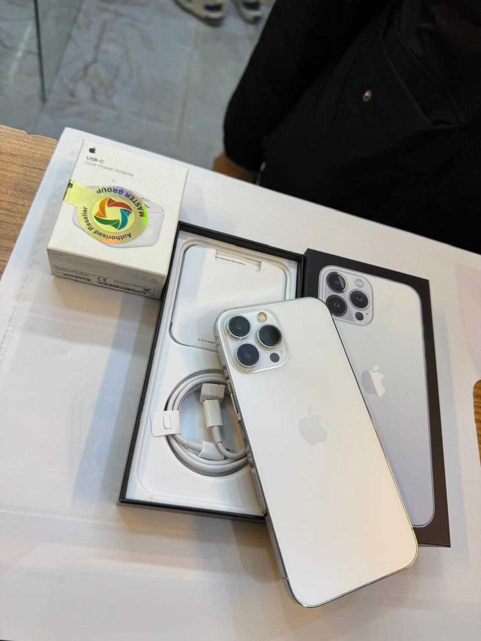 ايفون 13 برو ماكس 256 ذاكرة 
بطارية 95‎%‎
نضافة 100‎%‎
كامل ملحقات الاصلية شركة ماستر اصلي وبيه ضمان
الجهاز شرق اوسط 
 شرط الفحص 
استخدام قليل
السعر مناسب
***********
العنوان القطاع شارع السوك مجاور عوينات الكرار 
مركز الشمس
