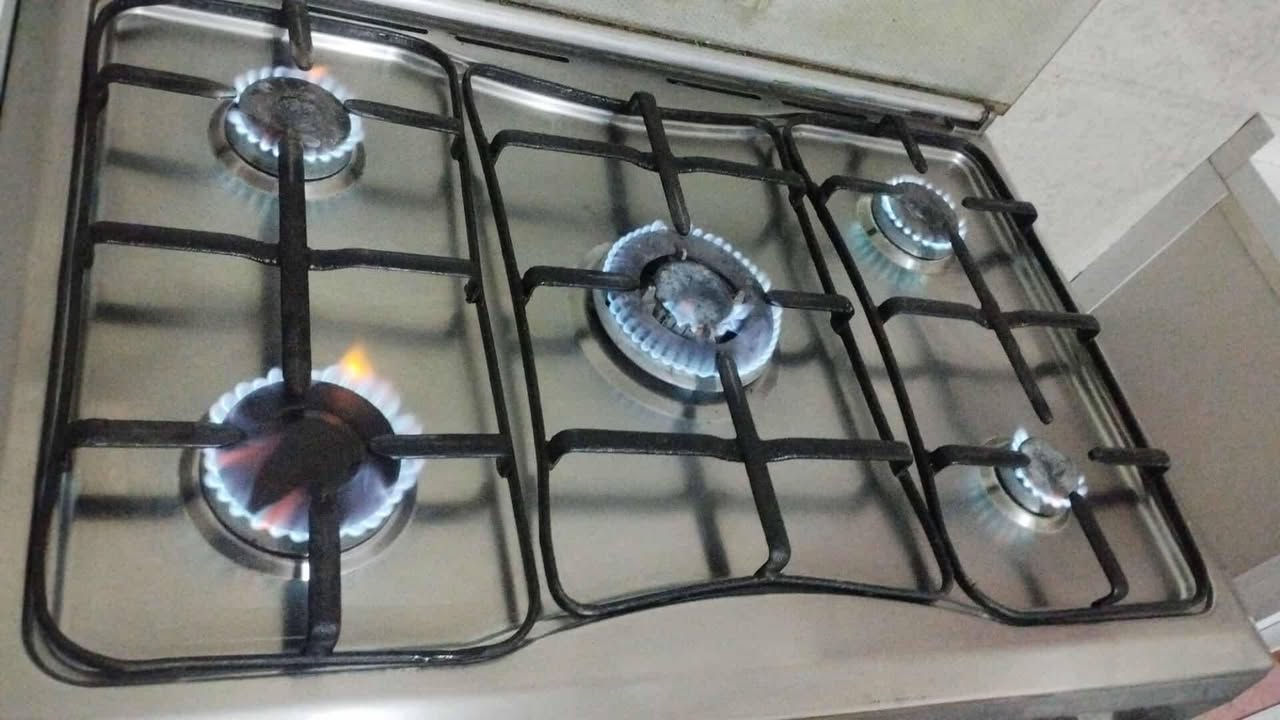 السلام عليكم طباخ خمس عيون للبيع كله شغل حته الفرن  عدي واحد ثاني جديد صغير اربع عيون متواجد واتساب  ***********  حله الطهمازيه
