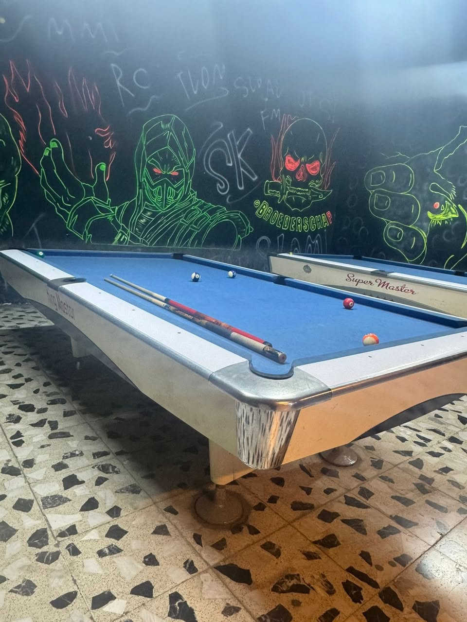 سلام عليكم بيز بليارد لبيع.  مكان بغداد حي نصر سعر 8 ورقات رقم ***********
