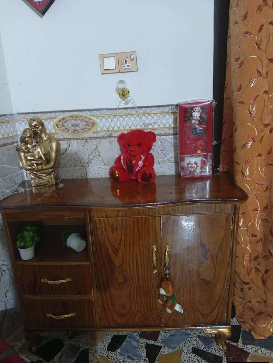 توجد غرفة نوم توج نضيفة حيل صاج عراقي متكونة من 5قطع السعر مليون وبيها مجال العنوان الرمانة الاستفسار علرقم ***********
