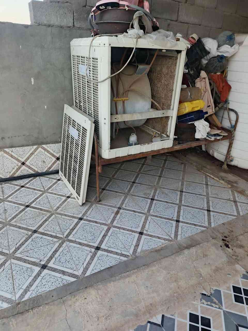 مبرده للبيع حجم كبير شتريتها ب٣٥٠ 
و اريدها ٢٥٠ وبيها مجال ***********
