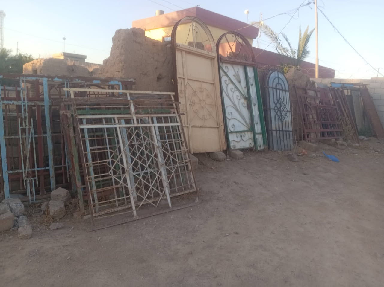 سلام عليكم ورحمة الله وبركاته شلمان وبواري وبوب وشبابيك مستخدم وجديد وبلاستك وحديد اللبيع المكان الشرقاط الساحل الأيسر عويجيله اتصل على رقم ***********
