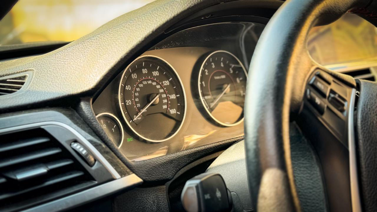 BMW 330i – موديل 2017 – لون أسود
سيارة ناعمة، اقتصادية على حجمها، وصرف البنزين بيها ممتاز، والسواقة مالتها تحسها ثبات وأداء BMW المعروف

 المواصفات:
 • وارد أمريكا، محرك 2000 توربو (Twin Power Turbo) اقتصادي وقوي بنفس الوقت.
 • قير أوتوماتيك 8 نمر مع إمكانية القيادة اليدوية (StepTronic).
 • كامل المواصفات: فتحة سقف بانوراما، جلد طبيعي، تبريد وتدفئة مقاعد، حساسات أمامية وخلفية، كاميرا رجوع، شاشة كبيرة مع نفيجيشن، كروز كونترول، إضاءة LED أمامية وخلفية، نظام دخول وتشغيل بدون مفتاح (Keyless).
 • نظام صوت أصلي فاخر Harman Kardon.

 الحالة:
 • ما بيها أي خلل ميكانيكي أو كهربائي.
 • حادث قديم بالصندوق الخلفي فقط، تم تبديله قبق الجنطه فقط بأصلي بدون أي ضرر بالشاصي أو صبغ يعني مكفولة .
 • مضاف إلها M Package Kit أصلي (دعاميات، سكك جانبية، دبل إكزوزت) يزيد من جمالية وأداء السيارة.
 • إطارات جديدة، بريكات جديدة، زيت وفلاتر مبدلة تواً.

 المميزات:
 • أداء رياضي وثبات عالي على الخط.
 • صرف بنزين ممتاز بالنسبة لمحركها القوي.
 • داخلية نظيفة جداً، لا ممزقة ولا باهتة.
 • لون أسود ملكي مكفول من الصبغ.

جاهزة للاستخدام، بس شغل وامشي

التحديثات :
مصابيح led محدثة اصلية من دبي 1500$ مع البرمجة .
مصابيح خلفية تحديث ايضاً اصلي وليس صيني 700$
M kit كامل
السيارة عليها نانو سائل وppf للقمارة والبنيد 
عنوان السيارة بصرة 

***********
