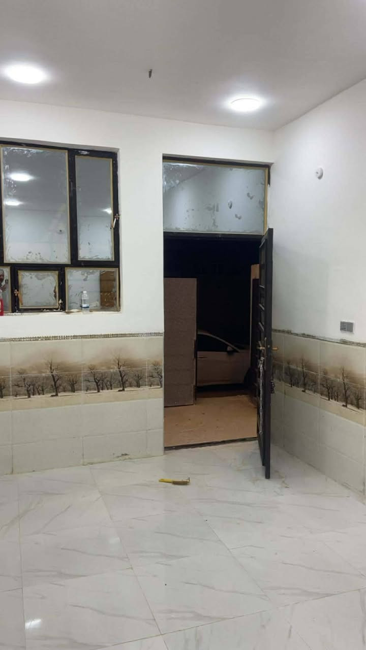 #لــلـبـيـــــع . . .
بيــت المـســــاحـــــة 100 مـتــر #طــابقـيــن

( ملـــك طــابـــو صــرف )

بـنــاء #جــديــد2025

#الطــابـق الأول بـنــاء #طــابــوگ جـمـهــوري
الطــابـق الـثــانــي بـنــاء #طــابــوگ جـمـهــوري

يحـتــوي البـيـت عـلـى

○ غــرف نـــوم عــــدد 3
○ صـالــة إستقبــال
○  مطبـخ
○ حـمــــــام عدد 2
○ صحـيـــات خــارجـيــة
○ تــــــرك

#تتـوفـر كـافـة الخـدمــات من مـاء وكهـربــاء ومـولـد ذهبــي وأنـترنيت ومــدارس قـــريبـة وأســواق وتبـليـط وجـميـع الـخــدمــات

#الـعـنــــوان أبــــو غــريـــب - النـصــر والسـلام
مـربـــع الـــ 5000 قــرب الـســايـديـن الـتجــاري

#الـسـعـــر 90 ملـيــون وقــابــل لـلتـفـاوض

#للتواصل الإتصال  ***********
