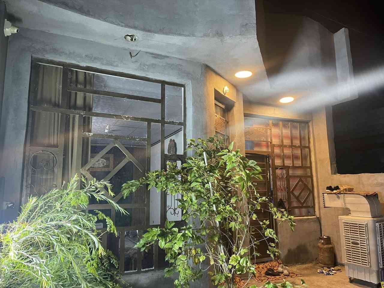 السلام عليكم بيت للبيع مساحه 150م ركن
حي العباس 

غرفه 4ونص*5

صاله 4ونص *6

مطبخ 2*4

ستقبال 3ونص*6
السعر 35 وبيه مجال 

***********
