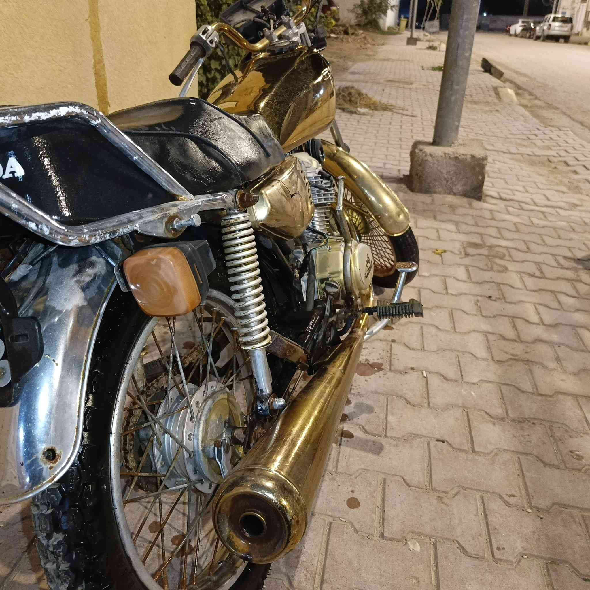 السلام عليكم دراجه 4 كير اوراق أصولي موديل 16  دراجه نضيفه ومامتعوب العنوان واسط  شيخ سعد 
سعره450وبيه مجال شراي بي خير ويدلل
للاستفسار أتصل ***********
