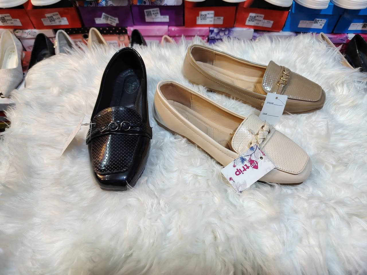 🎄عرض ثاني من عروض رأس السنة 🎄يم محل روما للأحذية النسائية والحقائب Roma 
كوني متميزة و أنيقة مع روما 👠🙏
🧑‍🎄عرضنا عالكميه الموجودة كلها  🧑‍🎄
سعر القطعة  بس 7000 الف 😍🔥🎄🎄🎄
  للجمال و الاناقة عنوان و دائماً محل روما عنوانها 😉🩷
للحجز راسلونا على الخاص او على الواتساب ***********
جبلة الشارع التجاري مقابل موقع الفلكه القديم (سوق الاحذية)
